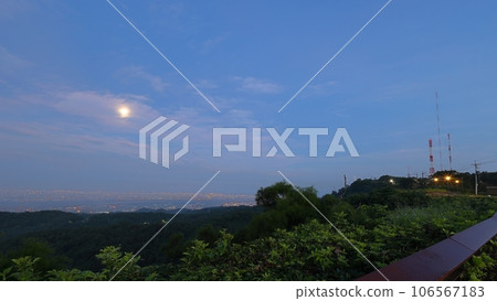 望高寮臺中夜景與雲層遮蓋的超級藍月 望高寮臺中夜景與雲層遮蓋的超級藍月 106567183