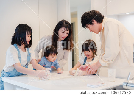父母和孩子一起在家做飯 106567580