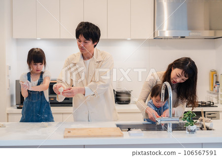 父母和孩子一起在家做飯 106567591