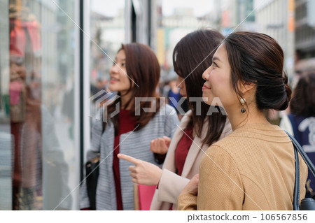 Smiling women window shopping in Ginza 106567856