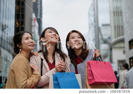 行走在銀座的微笑女性 行走在銀座的微笑女性 106567859