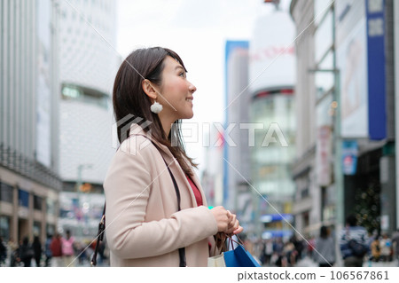 在銀座購物的女人 106567861