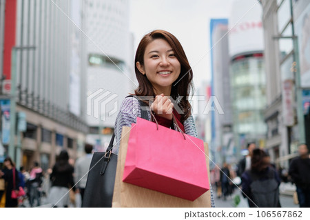 微笑的女士在銀座購物 微笑的女士在銀座購物 106567862