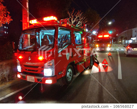 消防車在夜間緊急出動 消防車在夜間緊急出動 106568027