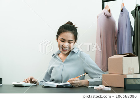Young asian entrepreneurs are working and smiling. 106568096