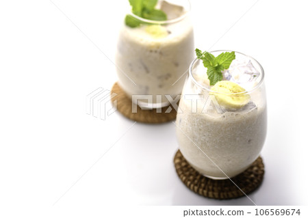 Banana juice 106569674