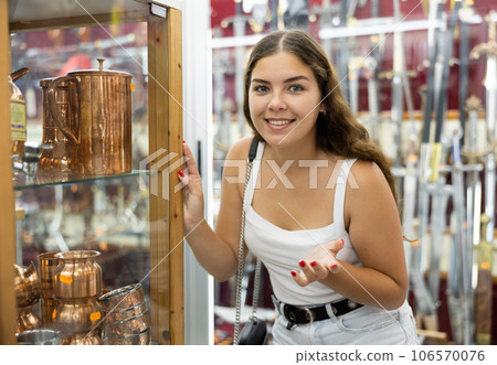Female traveler buyer chooses copper gifts tea urn 106570076