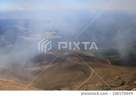 從大雪山國立公園十勝嶽山頂眺望望岳台登山口 106570849