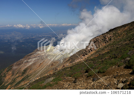 Mt. Tokachi, Furikozawa fumaroles, view from the ridgeline to Mt. Tokachi, Daisetsuzan National Park 106571218