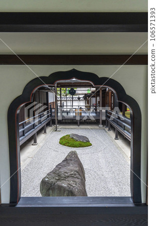 Daitokuji Kobai-in Kanza garden seen from the Kato window 106571393