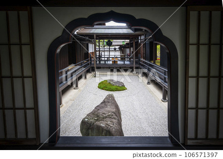 Daitokuji Kobai-in Kanza garden seen from the Kato window 106571397