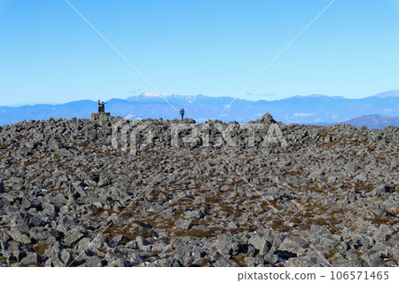登山者在蓼科山山頂行走，蓼科山位於長野縣茅野市和北佐作郡蓼科町的交界處。 106571465