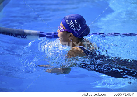 Swimming competition 106571497