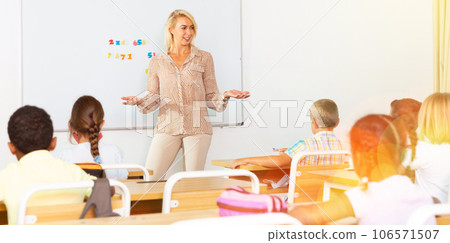 Female teacher conducting lesson for preteen schoolchildren 106571507