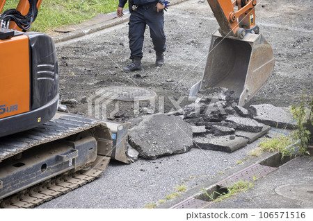 挖掘機清除舊瀝青進行鋪路工作 106571516