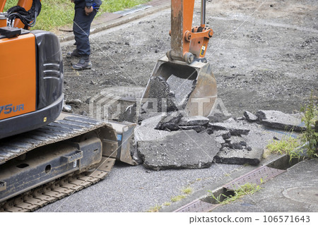 挖掘機清除舊瀝青進行鋪路工作 106571643