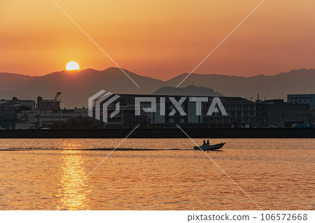 晨曦中，一艘小船從太田川河口駛向廣島灣 106572668