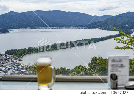 Enjoy a moment of bliss while drinking beer and looking at Amanohashidate 106573271
