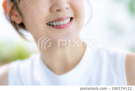 中年女性口腔美白 106574112