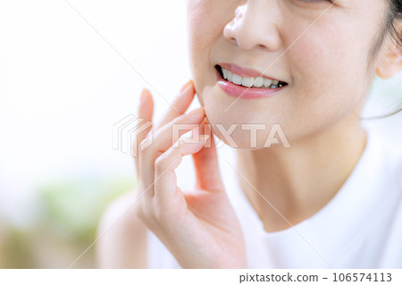 中年女性口腔美白 106574113