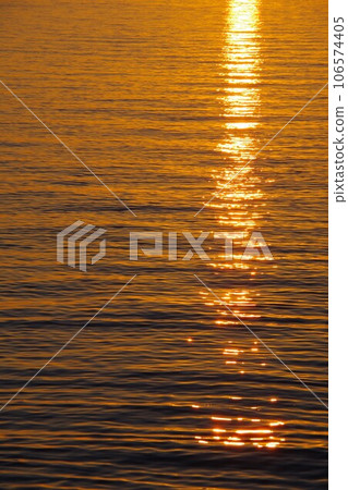 光反射在水面上 光反射在水面上 106574405