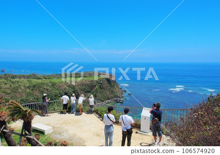 [Okinawa] Tourists enjoying the scenery of Kaho Banta 106574920