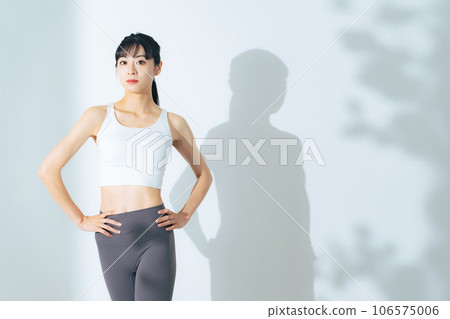 A woman who shaped her waist through training, body care, diet A woman who shaped her waist through training, body care, diet 106575006