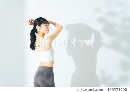 一個通過訓練、身體護理、飲食塑造身材的女人 106575008