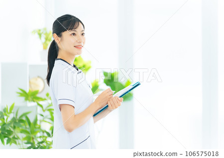 Healthcare workers working in healthcare facilities 106575018