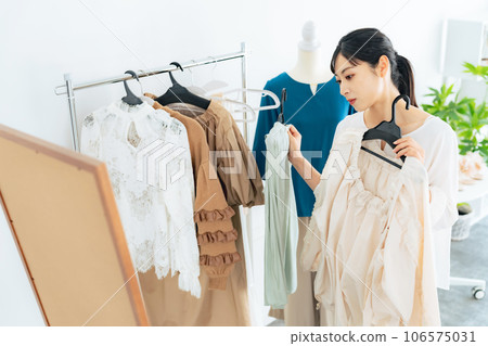 一位女士在服裝店挑選衣服 106575031