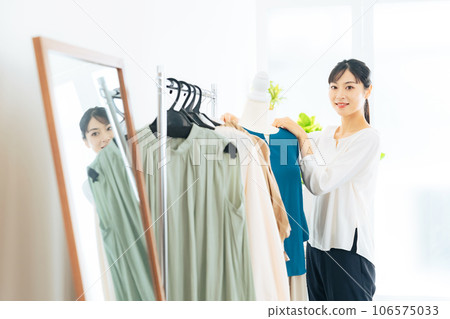 服裝店內展示產品的女店員 106575033