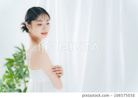 Women's beauty image skin care cosmetics 106575038