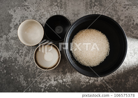 Sunlight shines on the uncooked rice 106575378