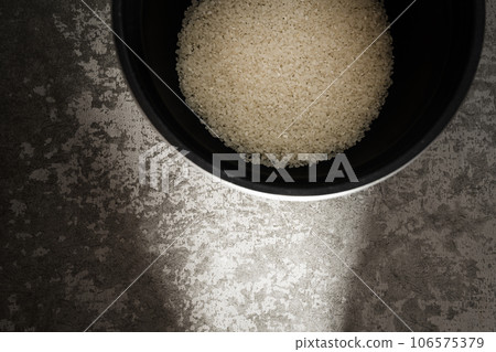 Sunlight shines on the uncooked rice 106575379