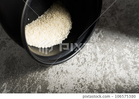 Sunlight shines on the uncooked rice 106575380