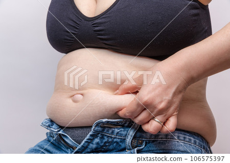 [Debeso with a housewife who picks belly meat] 106575397