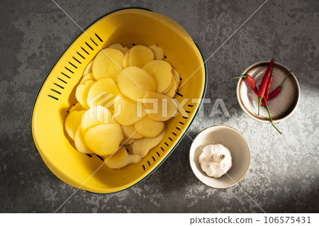 Sunlight shines on the potato slices. 106575431