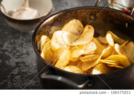 Fried potato slices 106575851