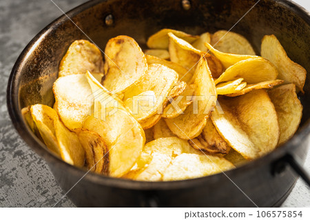 Fried potato slices 106575854