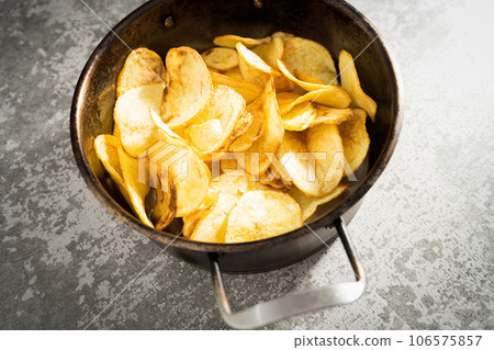 Fried potato slices 106575857