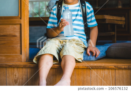 Child with hydration 106576132