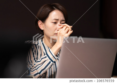 Business woman tired 106576559