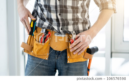 Fitter wearing belt with professional tools 106576598