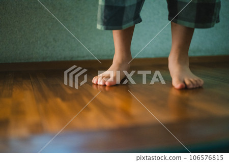 Elementary school student living in the countryside 106576815