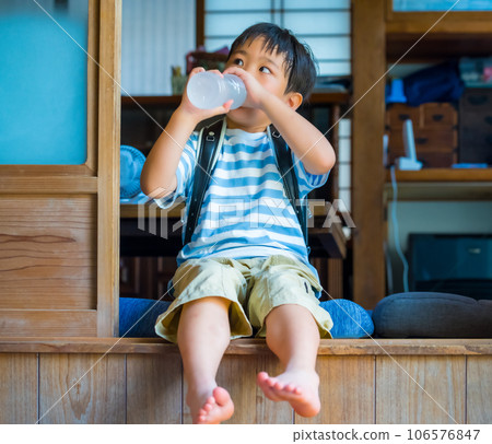 Child with hydration Child with hydration 106576847