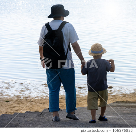 Parent and child playing in the sea 106576853