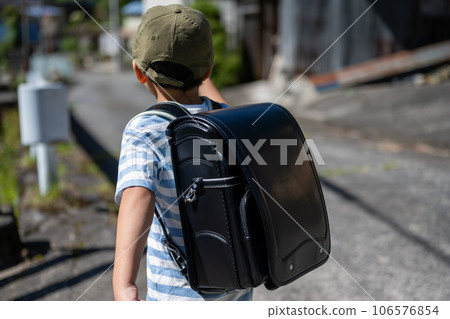 Elementary school students' school road 106576854