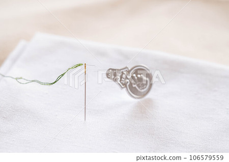 用穿線器給針穿線 106579559