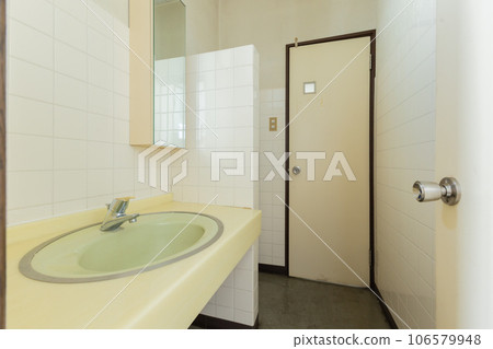 Interior view of empty office 106579948