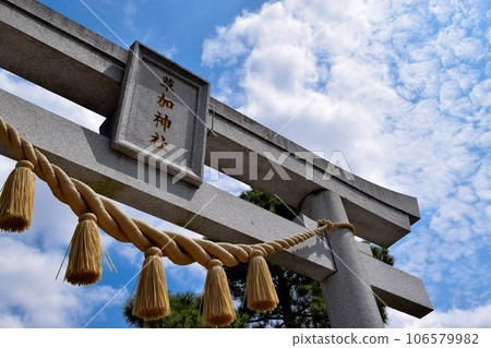 Composition looking up at the torii of Soka Shrine and the blue sky from below 106579982